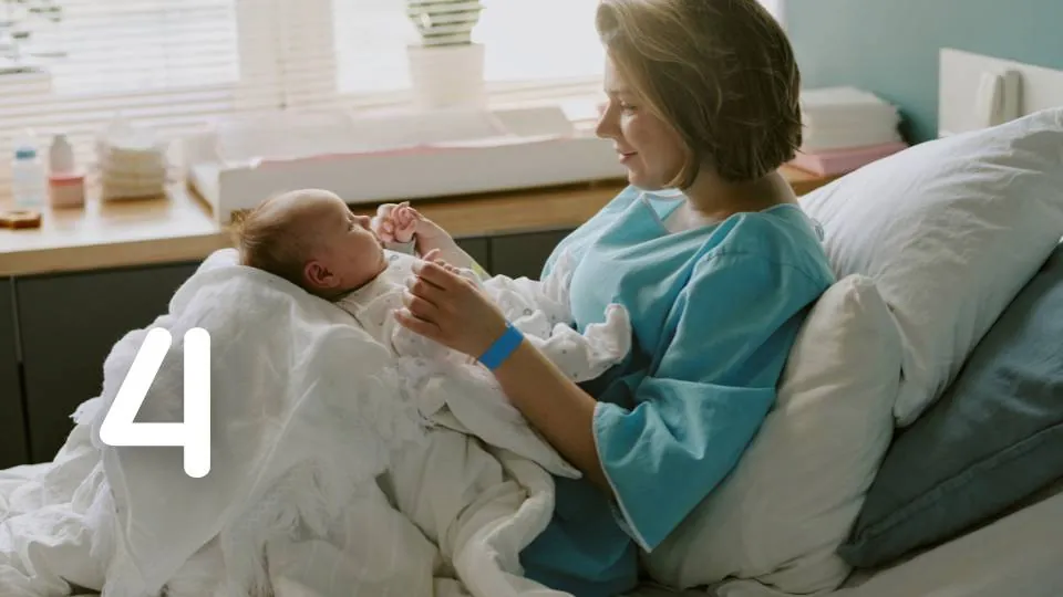 Mama împreună cu noul născut la spital