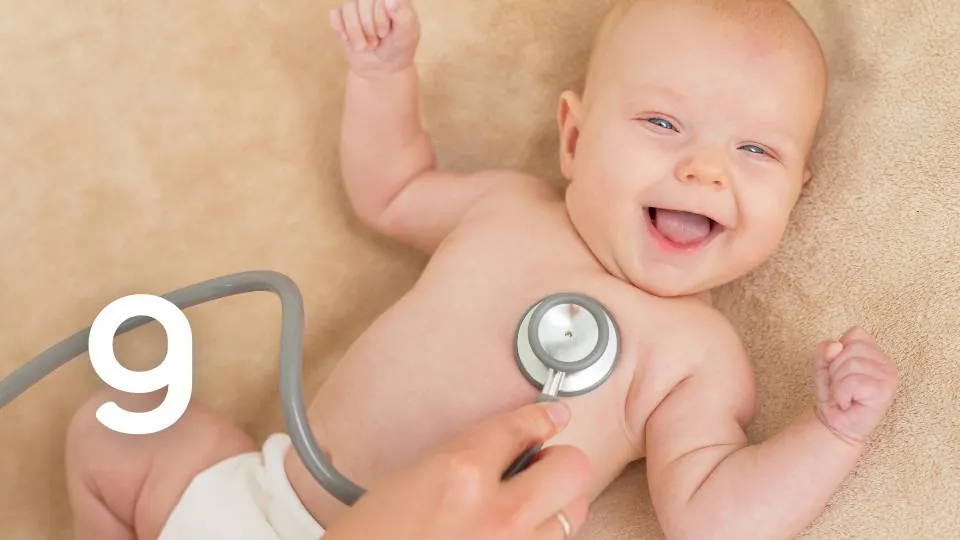 consult bebeluș cu ajutorul stetoscopului